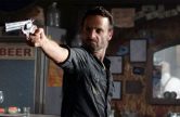 walking-dead-208-rick-bar