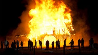 walking-dead-season-2-finale-barn-fire